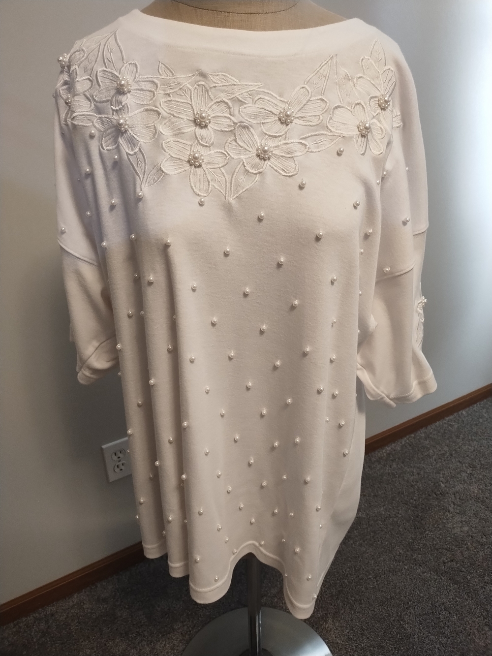 NWOT-Embellished Floral Pearl Short Sleeve Tee - White